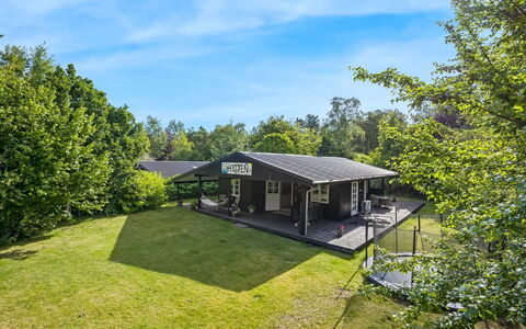 Sunaj - from the Sea: Dak, Huis, Huis, Verblijf, Siding, Landgoed, Oprit, Garden Gebouwen, Werf, Schuur