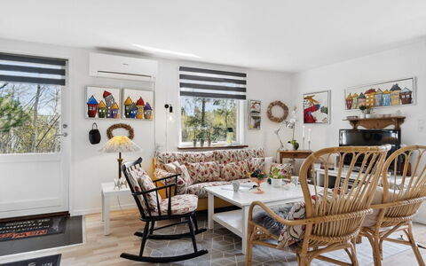 Ditleif - 400M from the Sea: Meubilair, Interieur Ontwerp, Stoel, Flooring, Tafel, Hout, Bankstel, Woonkamer, Verdieping, Plafond