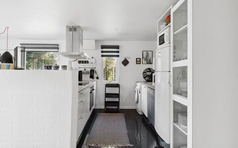 Ditleif - 400M from the Sea: Toestel Van De Keuken, Keuken, Major Appliance, Interieur Ontwerp, Flooring, Countertop, Cabinetry, Huishoudapparatuur, Koelkast, Verdieping