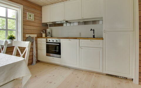 Gaetana - 1.6Km from the Sea: Flooring, Verdieping, Hout, Interieur Ontwerp, Keuken, Houten Vloer, Meubilair, Countertop, Cabinetry, Plafond
