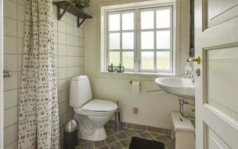 Gaetana - 1.6Km from the Sea: Loodgieterswerkinrichting, Flooring, Interieur Ontwerp, Verdieping, Badkamer, Loodgieter, Toilet, Kraan, Tegel, Wc Bril