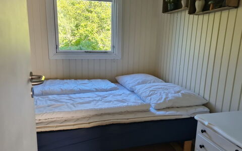 Matz - 350M from the Sea: Hout, Slaapkamer, Laken, Bed, Flooring, Verdieping, Bedding, Bed Frame, Beits, Kamer