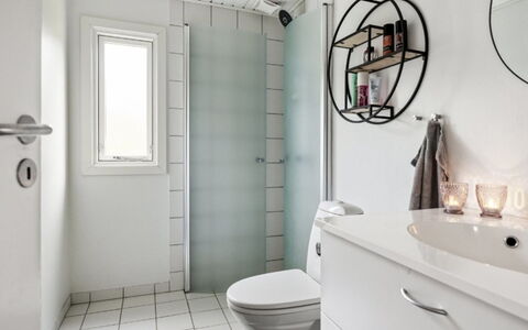 Matz - 350M from the Sea: Interieur Ontwerp, Loodgieterswerkinrichting, Muur, Badkamer, Flooring, Verdieping, Toilet, Loodgieter, Wc Bril, Kraan