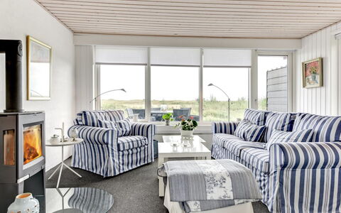 Mumme - 100M from the Sea: Meubilair, Bankstel, Interieur Ontwerp, Woonkamer, Huis, Stoel, Plafond, Appartement, Kamer
