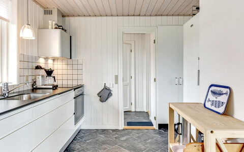Mumme - 100M from the Sea: Flooring, Hout, Verdieping, Keuken, Toestel Van De Keuken, Countertop, Major Appliance, Interieur Ontwerp, Cabinetry, Huis