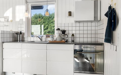 Mumme - 100M from the Sea: Keuken, Toestel Van De Keuken, Countertop, Flooring, Cabinetry, Huishoudapparatuur, Major Appliance, Interieur Ontwerp, Verdieping, Kamer