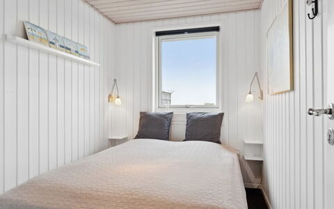 Mumme - 100M from the Sea: Hout, Verdieping, Flooring, Slaapkamer, Plafond, Bedding, Laken, Bed, Hardwood, Beits