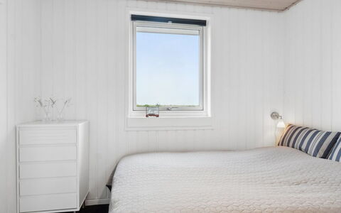 Mumme - 100M from the Sea: Hout, Plafond, Slaapkamer, Interieur Ontwerp, Verdieping, Flooring, Laken, Bed, Bedding, Kamer