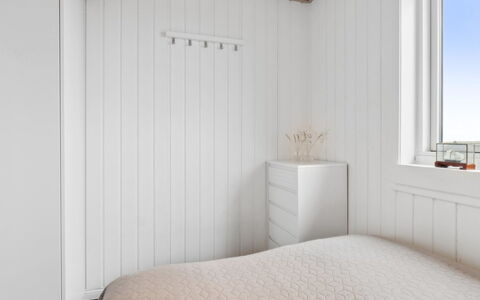 Mumme - 100M from the Sea: Muur, Hout, Slaapkamer, Flooring, Verdieping, Interieur Ontwerp, Plafond, Bed, Verlichting, Bedding
