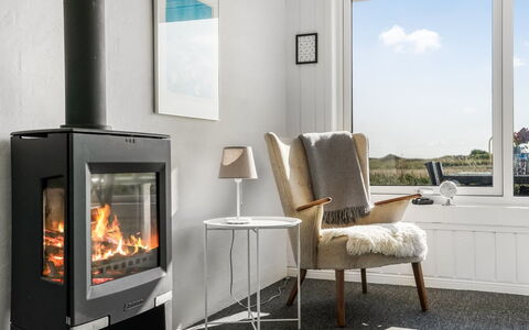 Mumme - 100M from the Sea: Haard, Houtkachel, Woonkamer, Fireplace, Stoel, Natuurlijk Materiaal, Kamerplant, Warmte