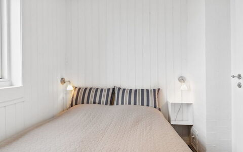 Mumme - 100M from the Sea: Muur, Hout, Slaapkamer, Interieur Ontwerp, Verdieping, Plafond, Flooring, Bed, Laken, Linens