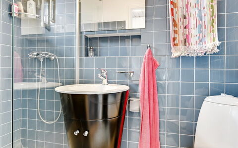 Mumme - 100M from the Sea: Loodgieterswerkinrichting, Badkamer, Interieur Ontwerp, Flooring, Verdieping, Tegel, Loodgieter, Toilet, Kraan, Wastafel