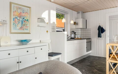 Mumme - 100M from the Sea: Meubilair, Interieur Ontwerp, Flooring, Countertop, Verdieping, Hout, Keuken, Plafond, Cabinetry, Lichte Inrichting