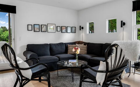 Rosmarie - 600M from the Sea: Meubilair, Interieur Ontwerp, Flooring, Verdieping, Woonkamer, Verlichting, Bankstel, Huis, Kamer, Stoel