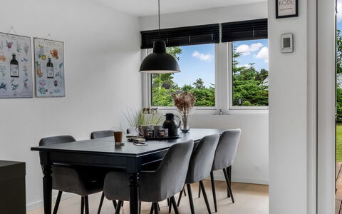 Rosmarie - 600M from the Sea: Meubilair, Interieur Ontwerp, Flooring, Tafel, Stoel, Hout, Keuken En Eettafel, Eetkamer, Lichte Inrichting, Verdieping