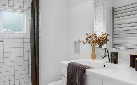 Rosmarie - 600M from the Sea: Badkamer, Muur, Interieur Ontwerp, Loodgieterswerkinrichting, Flooring, Badkamerkast, Loodgieter, Wastafel, Verdieping, Wastafel In De Badkamer