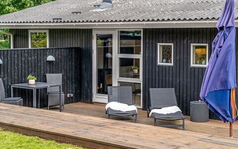 Rosmarie - 600M from the Sea: Hout, Deur, Huis, Hardwood, Dek, Veranda, Plank, Beits, Verblijf, Siding