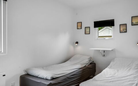 Rosmarie - 600M from the Sea: Muur, Bed, Slaapkamer, Interieur Ontwerp, Meubilair, Plafond, Verdieping, Flooring, Laken, Bedding