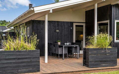 Rosmarie - 600M from the Sea: Hout, Huis, Veranda, Siding, Deur, Hardwood, Schaduw, Verblijf, Dek, Plank