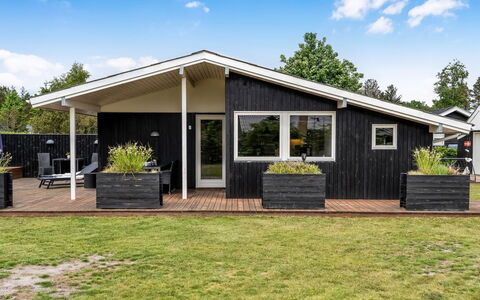 Rosmarie - 600M from the Sea: Dak, Huis, Huis, Verblijf, Deur, Siding, Schaduw, Veranda, Werf, Garden Gebouwen