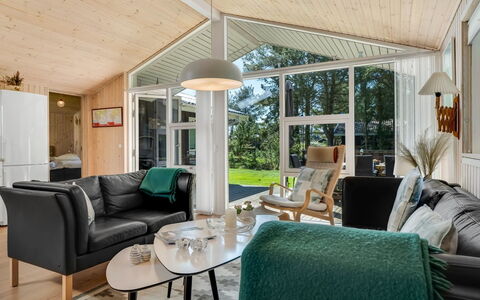 Delco - 200M from the Sea: Hout, Interieur Ontwerp, Meubilair, Woonkamer, Bankstel, Plafond, Huis, Kamer