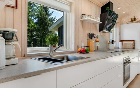 Delco - 200M from the Sea: Keuken, Toestel Van De Keuken, Countertop, Hout, Flooring, Major Appliance, Gootsteen, Interieur Ontwerp, Meubilair, Huishoudapparatuur