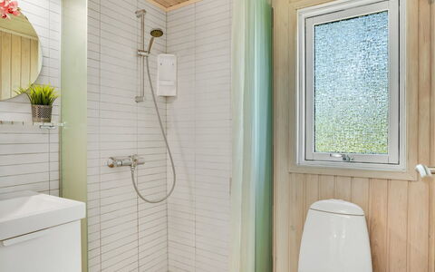 Delco - 200M from the Sea: Badkamer, Flooring, Muur, Loodgieterswerkinrichting, Interieur Ontwerp, Verdieping, Toilet, Loodgieter, Kraan, Kamer