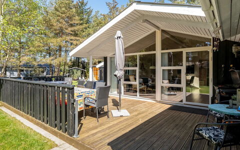 Delco - 200M from the Sea: Meubilair, Interieur Ontwerp, Flooring, Hout, Verdieping, Plafond, Houten Vloer, Stoel, Tafel, Verlichting