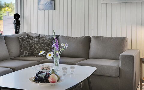 Mina - 1.4Km from the Sea: Meubilair, Bankstel, Interieur Ontwerp, Flooring, Woonkamer, Verdieping, Huis, Tafel, Koffietafel