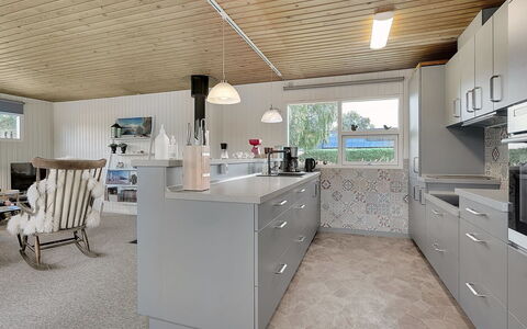 Mina - 1.4Km from the Sea: Keuken, Countertop, Plafond, Interieur Ontwerp, Flooring, Cabinetry, Toestel Van De Keuken, Huis, Meubilair, Verdieping