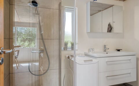 Mina - 1.4Km from the Sea: Flooring, Loodgieterswerkinrichting, Interieur Ontwerp, Verdieping, Badkamer, Plafond, Kraan, Badkamerkast, Loodgieter, Wastafel