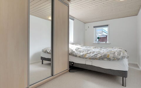 Mina - 1.4Km from the Sea: Hout, Verdieping, Flooring, Interieur Ontwerp, Plafond, Kamer, Slaapkamer, Bed, Appartement, Bed Frame