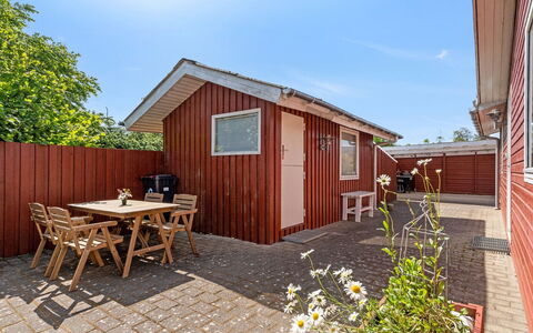 Mina - 1.4Km from the Sea: Meubilair, Interieur Ontwerp, Flooring, Hout, Verdieping, Plafond, Houten Vloer, Stoel, Tafel, Verlichting
