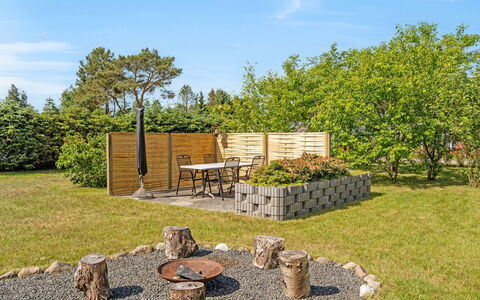 Mina - 1.4Km from the Sea: Meubilair, Interieur Ontwerp, Flooring, Hout, Verdieping, Plafond, Houten Vloer, Stoel, Tafel, Verlichting