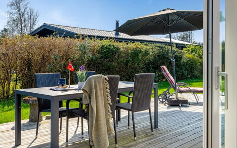 Yorick - 1Km from the Sea: Meubilair, Interieur Ontwerp, Flooring, Hout, Verdieping, Plafond, Houten Vloer, Stoel, Tafel, Verlichting