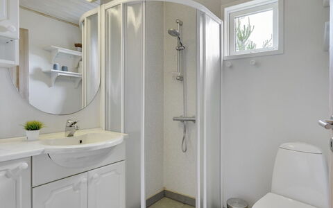 Ane - 1.7Km from the Sea: Wastafel In De Badkamer, Loodgieterswerkinrichting, Wastafel, Interieur Ontwerp, Badkamer, Flooring, Kraan, Verdieping, Plafond, Loodgieter