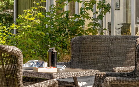 Ane - 1.7Km from the Sea: Meubilair, Buitenmeubels, Hout, Stoel, Wicker, Buitentafel, Tuin, Schaduw, Patio, Armleuning