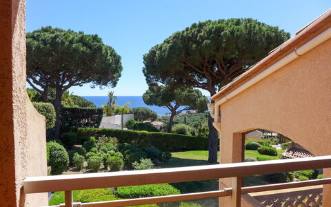 Sainte Maxime 180: Eigendom, Vegetation, Onroerend Goed, Huis, Boom, Architectuur, Gebouw, Plantkunde, Huis, Balkon