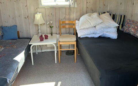 Jyde - 1.5Km from the Sea: Flooring, Meubilair, Verdieping, Hout, Interieur Ontwerp, Slaapkamer, Kamer, Bed, Plafond, Laken