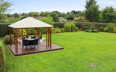 Jyde - 1.5Km from the Sea: Prieel, Tuin, Struik, Paviljoen, Schaduw, Land Lot, Gazon, Backyard, Groundcover