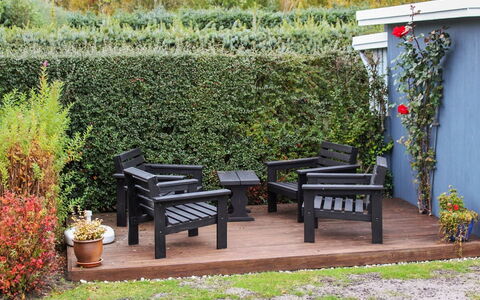 Jyde - 1.5Km from the Sea: Meubilair, Groen, Buitenmeubels, Struik, Tuin, Openluchtbank, Stoel, Bank, Hardwood, Buitentafel