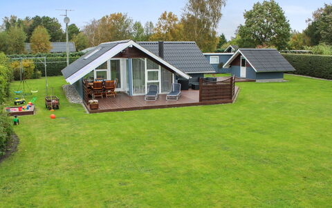Jyde - 1.5Km from the Sea: Gras, Dak, Huis, Huis, Verblijf, Gazon, Tuin, Werf, Garden Gebouwen, Schaduw