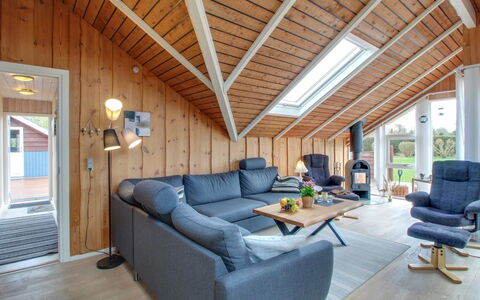 Jyde - 1.5Km from the Sea: Hout, Plafond, Interieur Ontwerp, Huis, Hardwood, Houten Vloer, Woonkamer, Beits, Plank, Stoel