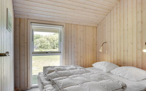 Richard - 4Km from the Sea: Hout, Slaapkamer, Plafond, Bed, Bedding, Laken, Hardwood, Plank, Beits, Bed Frame
