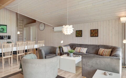 Richard - 4Km from the Sea: Meubilair, Interieur Ontwerp, Flooring, Hout, Verdieping, Plafond, Woonkamer, Bankstel, Kamer, Houten Vloer