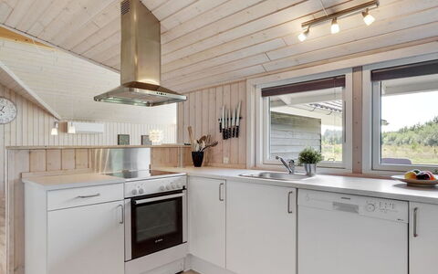 Richard - 4Km from the Sea: Hout, Keuken, Flooring, Plafond, Countertop, Interieur Ontwerp, Lichte Inrichting, Toestel Van De Keuken, Verdieping, Huis
