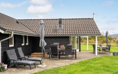 Richard - 4Km from the Sea: Dak, Verblijf, Siding, Gazon, Werf, Veranda, Schaduw, Boerderij, Landgoed, Landscaping
