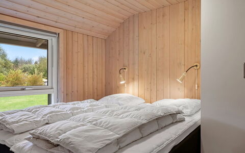 Richard - 4Km from the Sea: Bed, Slaapkamer, Laken, Hout, Bedding, Plafond, Interieur Ontwerp, Flooring, Verdieping, Bed Frame