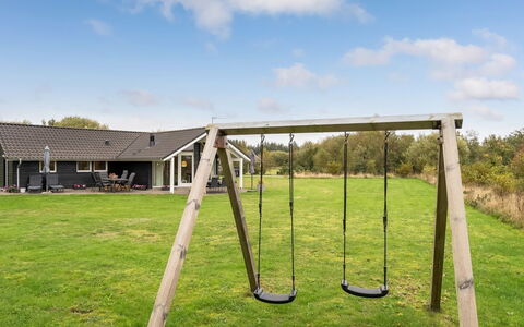 Richard - 4Km from the Sea: Speeltoestel, Schommel, Plain, Speelplaats, Gazon, Park, Tuin, Schaduw, Werf, Landscaping