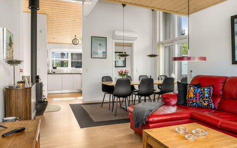 Dorithea - 3.5Km from the Sea: Meubilair, Interieur Ontwerp, Flooring, Bankstel, Verdieping, Hout, Plafond, Woonkamer, Kamer, Houten Vloer